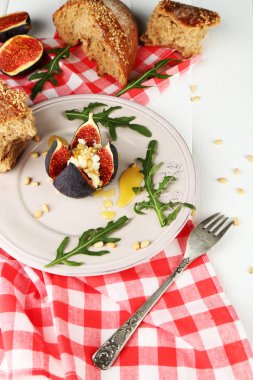 Olgun tatlı incir ile süzme peynir ve bal, plaka üzerinde