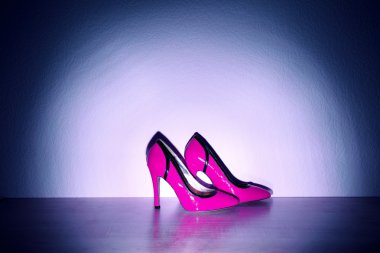 Kadının kırmızı ayakkabılar