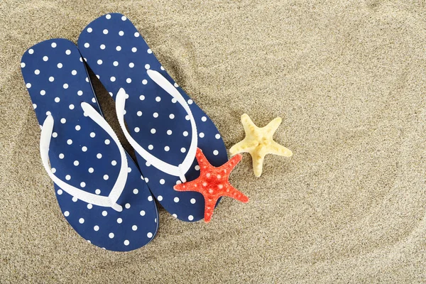 Slippers op zee zand — Stockfoto
