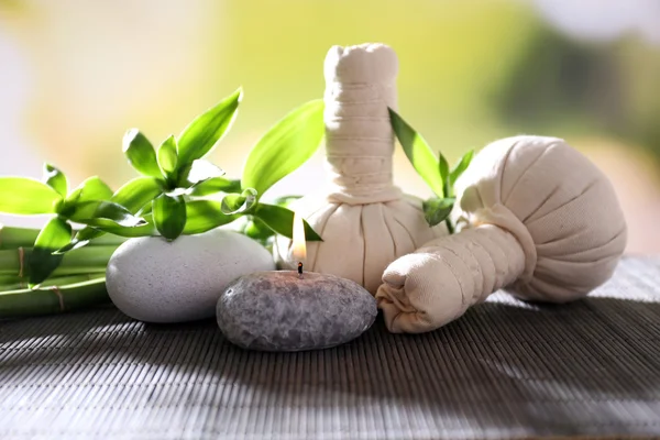 Composición del spa con bolsas de masaje herbales — Foto de Stock