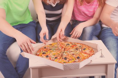 genç arkadaş divan Oturma odasında pizza yemek grubu