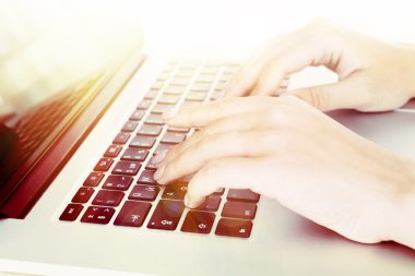 Erkek eller üstünde laptop, yakın çekim