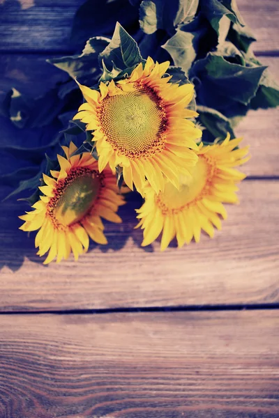 Hermosos girasoles en la mesa —  Fotos de Stock