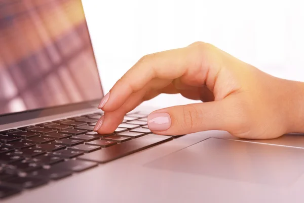 Las manos femeninas en el ordenador portátil — Foto de Stock
