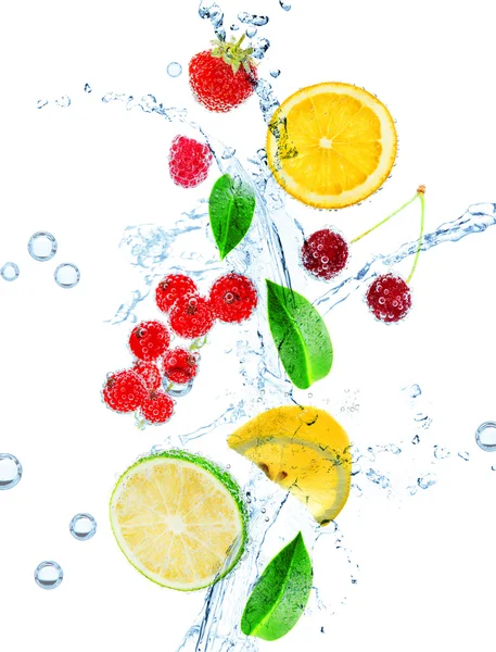 Frische Früchte, Beeren und grüne Blätter mit Wasserspritzer, isoliert auf weiß — Stockfoto