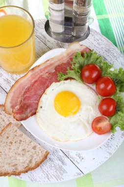 kumaş arka plaka omlet jambon ve sebze ile servis