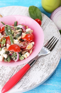 taze kahvaltı sebze salatası masaya servis oluşan