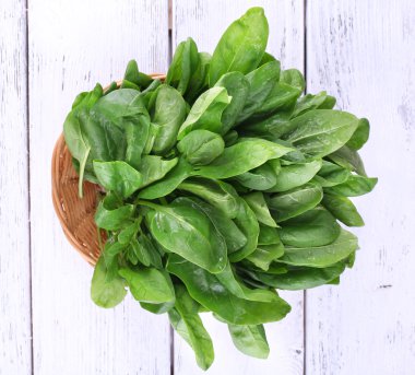 ahşap zemin üzerinde ahşap kase taze kuzukulağı tutam