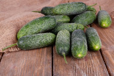 Ahşap zemin üzerinde salatalıklar