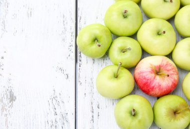ahşap masa yakın çekim olarak olgun elma