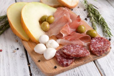 Tablo yakın çekim üzerinde prosciutto ile lezzetli kavun