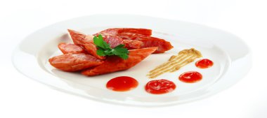 Beyaz izole tabakta sebze ve ince Sosis füme