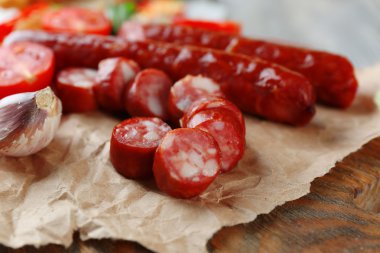Ahşap arka plan üzerinde kesme tahtası üzerinde sebze ve ince Sosis füme