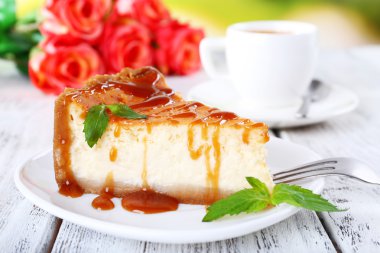 Peynir pasta plaka ve doğa arka plan masaya güllerinin tutam