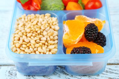 ahşap masa üzerinde plastik kutu lezzetli Vejetaryen yiyecekler
