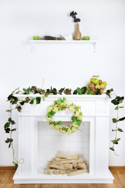 güzel süslemeleri ile şömine