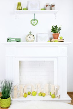 güzel süslemeleri ile şömine