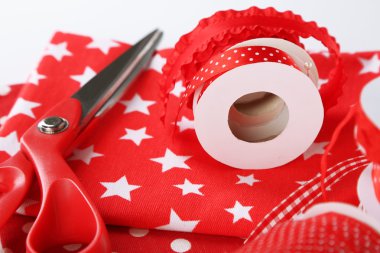 makas ve kumaşlar ile şeritler