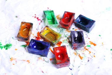 Suluboya boya küpleri