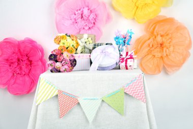 süslü masada hediyeler