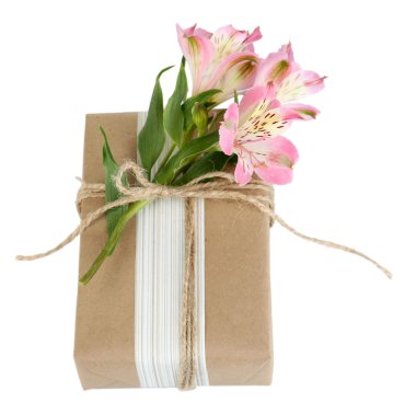 Taze çiçekler ile hediye kutusu