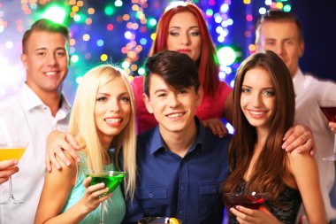 İnsanlar partide dans ediyor. 