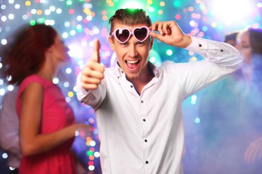 Gençler partide dans ediyor. 