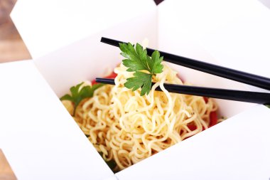 Paket servisi olan restoran kutusu closeup Çin eriştesi
