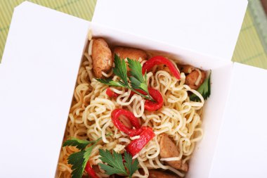 Paket servisi olan restoran kutusu closeup Çin eriştesi