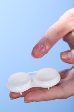 Kontakt lensler, içeren kapsayıcı tutan kadın yakın çekim