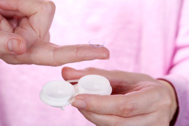 Kontakt lensler, içeren kapsayıcı tutan kadın yakın çekim