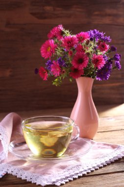 Natürmort vazo ahşap zemin üzerine güzel çiçekler