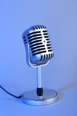 Açık mavi renkli eski metal mikrofon