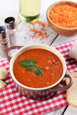 Tablo yakın çekim üzerinde krem lezzetli Mercimek çorba