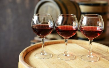 Bardak şarap mahzeni eski varil içinde 