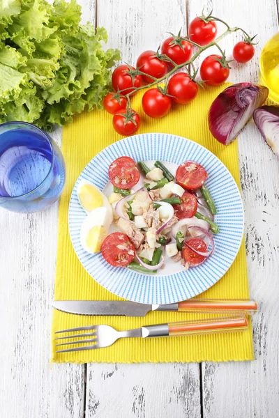 Desayuno fresco con ensalada de verduras servida sobre la mesa — Foto de Stock