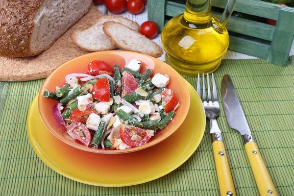 Fräsch frukost bestående av grönsakssallad serverat på bordet — Stockfoto