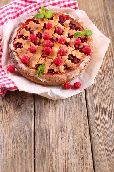 Вкусный торт с ягодами на столе крупным планом — стоковое фото