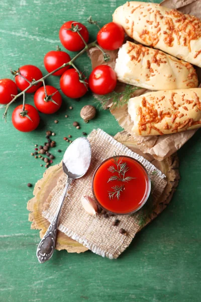 Homemade tomato juice in glass, spices and fresh tomatoes on wooden background — Stock Photo, Image