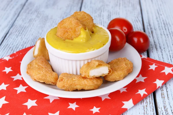 Chicken Nuggets mit Sauce auf dem Tisch in Großaufnahme — Stockfoto