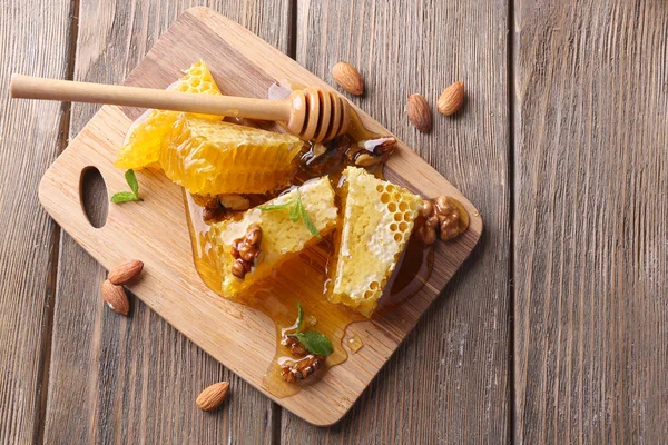 나무 테이블에 신선한 꿀 — 스톡 사진