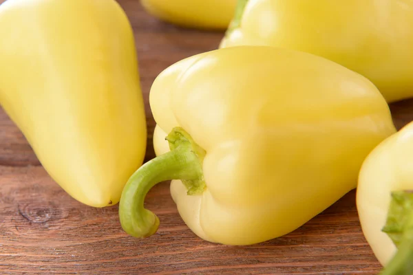 Gelbe Paprika auf hölzernem Hintergrund — Stockfoto