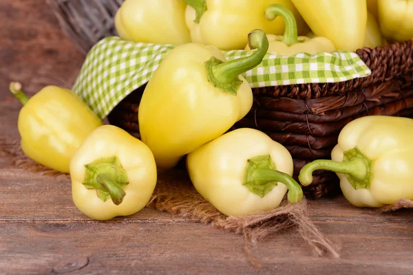 Gelbe Paprika im Korb auf Weidengrund — Stockfoto