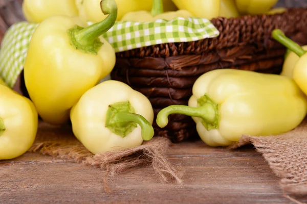 Pimientos amarillos en canasta en la mesa de cerca — Foto de Stock