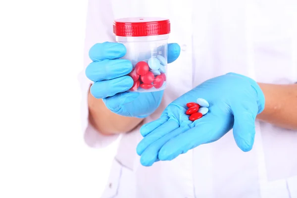 Doutor com pílulas, close-up, isolado em branco — Fotografia de Stock