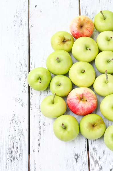 Manzanas maduras en primer plano de mesa de madera —  Fotos de Stock