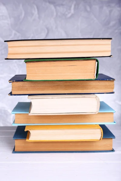 Libros sobre mesa de madera sobre fondo claro — Foto de Stock