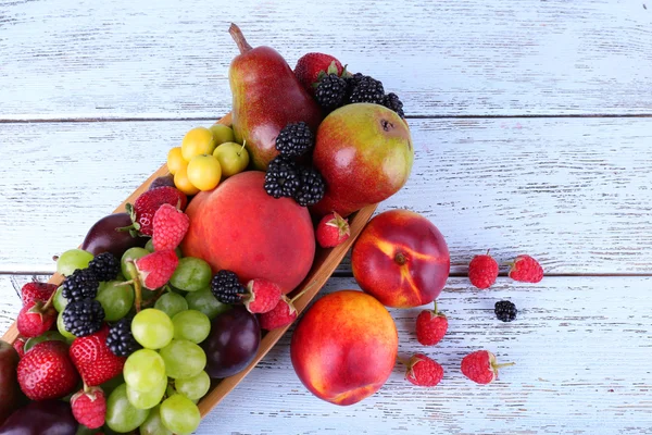 Distintas bayas y frutas en primer plano de mesa de madera — Foto de Stock