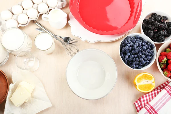 Cuisson tarte savoureuse et ingrédients pour elle sur la table dans la cuisine — Photo