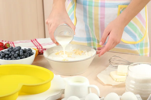 Baking tasty pie and ingredients for it on table in kitchen — Stock Photo, Image